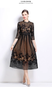 Détail d'une robe en dentelle florale noire avec manches 3/4 et doublure beige chic