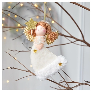 Dettaglio dell'angelo di Natale in peluche con ali dorate appeso a un ramo