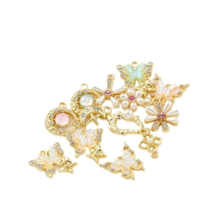 Lot de breloques DIY en alliage doré avec perles et strass aux formes papillon et étoile