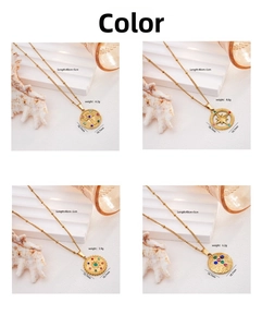 Détail de quatre colliers en acier doré avec pendentifs ornés de pierres colorées