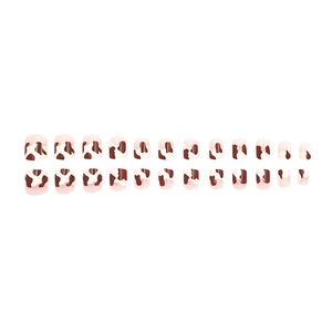 Faux ongles courts avec motif vache marron et blanc mignon et finition brillante