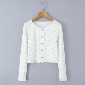 Gros plan d'un gilet blanc à fleurs avec col en dentelle et tissu texturé élégant
