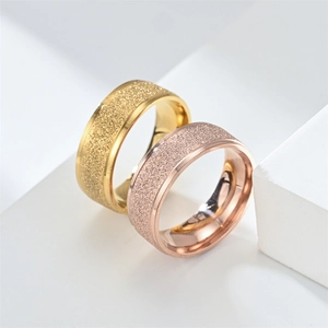Details des 8 mm breiten, mattierten Titanstahl-Paarrings im minimalistischen Stil.