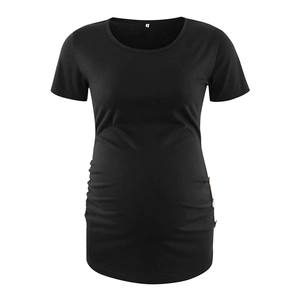 Dettaglio di t-shirt premaman a maniche corte con arricciatura laterale in nero