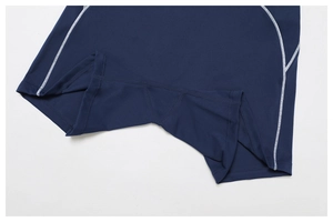 Détail de coutures plates et soufflet d'entrejambe sur legging de yoga extensible marine