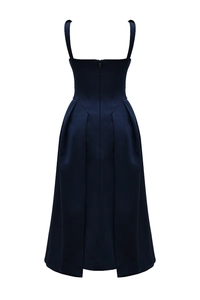 Vue détaillée du dos d'une robe longue en satin ajustée avec col en V et fermeture éclair invisible
