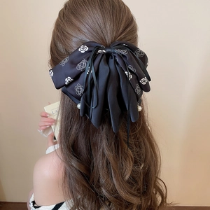 Pince à cheveux nœud noir avec motifs camélia blancs et pendentifs perles élégants