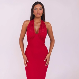 Detail des roten Neckholder-Kleids mit sexy Spitzennähten und schmaler Passform