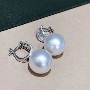 Elegantes pendientes de perlas plateados con cristales micro-pave y perlas blancas