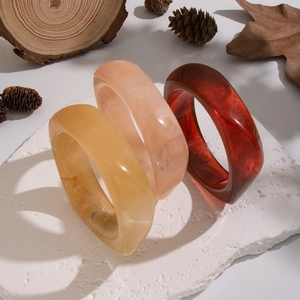 Bracciali retrò in resina ambra e arancione con trama marmorizzata su pietra