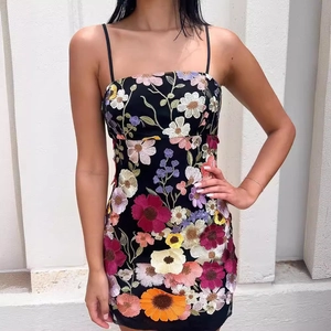 Elegantes schwarzes Minikleid mit lebhaften 3D-Blumenstickereien und Netzfutter