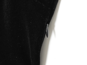 Gros plan sur la fermeture éclair invisible d'une robe en velours noir pour femme