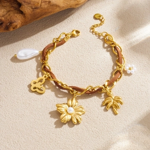 Bracciale in acciaio inossidabile placcato oro con ciondoli fiori farfalla e corda marrone