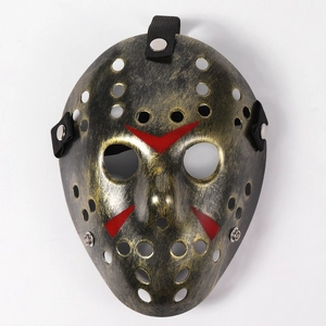 Détail du masque doré Jason Voorhees avec texture vieillie et rayures rouges