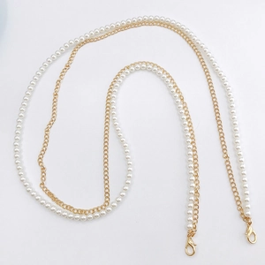 Elegante weiße Perlenkette mit goldener Metallkette und Karabinerverschluss für Taschen