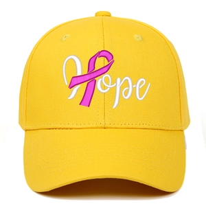 Détail de casquette de baseball jaune avec broderie Hope et symbole de ruban rose