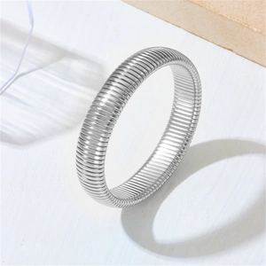 Brazalete elástico de acero inoxidable plateado con diseño moderno de espiral