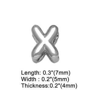Dettaglio del ciondolo lettera X d'argento con dimensioni 7mm x 5mm su sfondo bianco