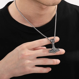 Ciondolo Martello di Thor Mjölnir vintage con rune nordiche su catena argento