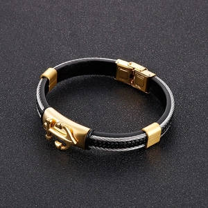 Dettaglio del bracciale ad ancora nautica con cavo d'acciaio intrecciato e acciaio inossidabile dorato