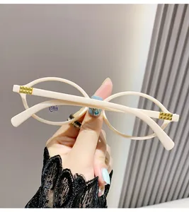 Gros plan sur une monture de lunettes ovale beige avec rivets dorés et verres anti-lumière bleue