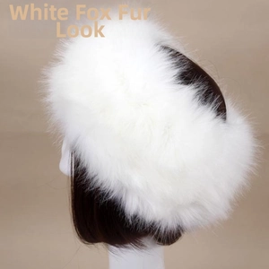 Détail du bandeau en fausse fourrure blanche montrant la texture douce sur mannequin