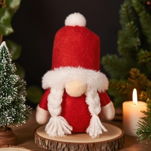 Gnome de Noël festif avec tresses en laine rouge et bonnet en feutre décoratif