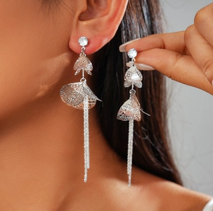 Boucles d'oreilles plaquées 18k avec feuilles ajourées en zircone et longues chaînes