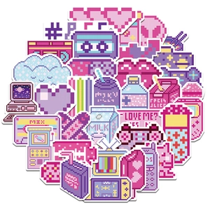 Vue macro d'autocollants VSCO pixel art roses avec icônes de lait et cœurs rétro gaming Y2K