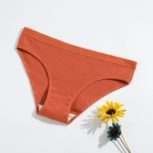 Culotte orange en coton côtelé pour femme avec taille basse sur fond blanc minimaliste