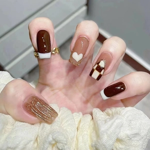 Faux Ongles Cercueil Marron Chocolat Motif Échiquier Coeur Texture Métallique Style Doux Cool Pointes D'ongles Pour Femmes