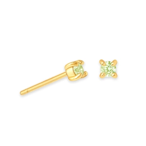 Gros plan de boucles d'oreilles en argent S925 doré avec zircon vert clair à quatre griffes
