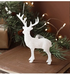 Détail de renne de Noël pailleté blanc avec anneau argenté sur décor festif