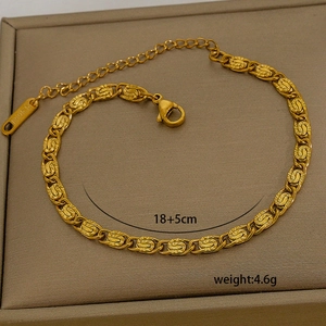Detail of adjustable 18K gold-plated stainless steel chain with lobster clasp and tag