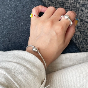 Lifestyle shot of irregular 925 silver open ring with beaded accents on model's hand