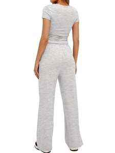 Vue arrière d'un ensemble en tricot gris avec haut à manches courtes et pantalon large
