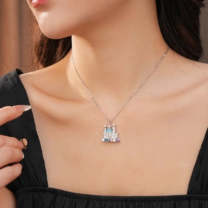 Dettaglio della collana con ciondolo a castello in argento con zirconi indossata sul collo