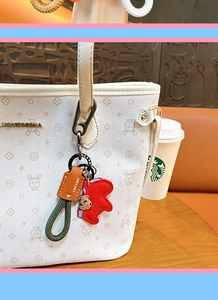 Portachiavi in pelle intrecciata con ciondolo cavallo rosso per borse e chiavi auto.