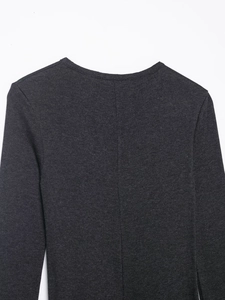 Détail de l'encolure dos et des coutures sur une robe gris foncé à manches longues
