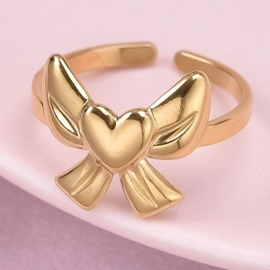 Détail d'une bague ajustable en acier inoxydable 304 avec motif papillon et cœur doré
