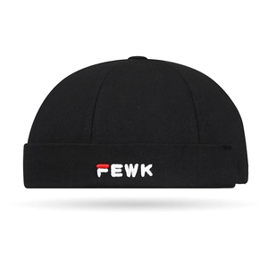 Schwarze Docker-Mütze für Damen und Herren mit FEWK-Stickerei und rotem Detail-Akzent