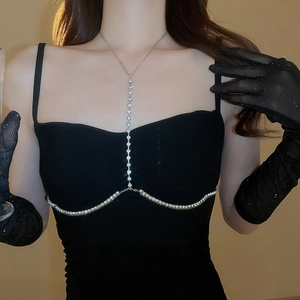 Dettaglio della catena corpo in strass argento con design scintillante a Y