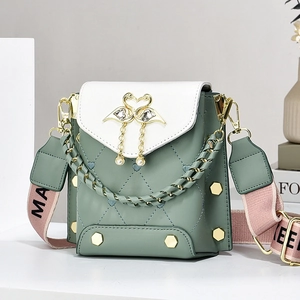 Quilted PU leather shoulder bag in green and white with swan hardware and pearl chain