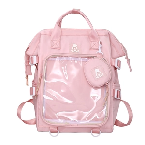 Detail eines rosa Ita-Rucksacks mit transparentem Fach und Nylon-Textur für Alltag