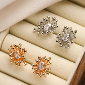 Paio di orecchini a fiore in oro e argento con zircone centrale su astuccio di velluto