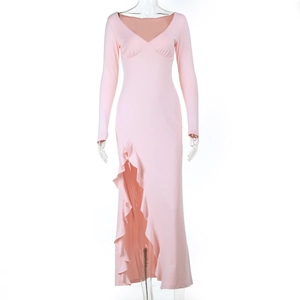 Détail de la robe rose à col en V et manches longues avec fente latérale à volants chic