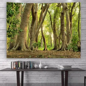 Dettaglio dell'arazzo paesaggio forestale con alberi verdi su parete in mattoni