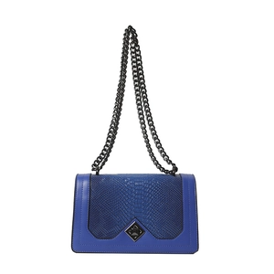 Sac bandoulière bleu motif crocodile avec chaîne noire et boucle métal losange