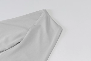 Détail du décolleté en maille grise montrant la texture du tissu et les coutures de qualité