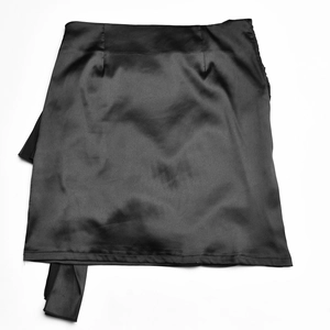 Detailansicht eines schwarzen Satin-Minirocks mit seitlichem Kordelzug und Raffung